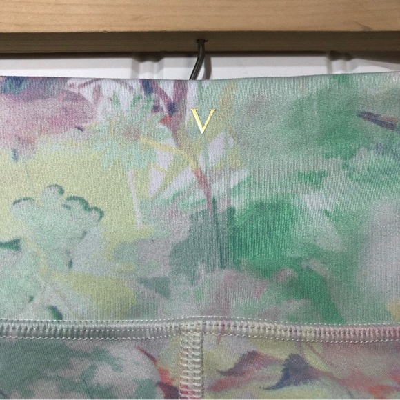 Victoria's Secret Flow On Point Pockets Legging in Pastel Rainbow Leaves Sz 4 - Picture 8 of 16